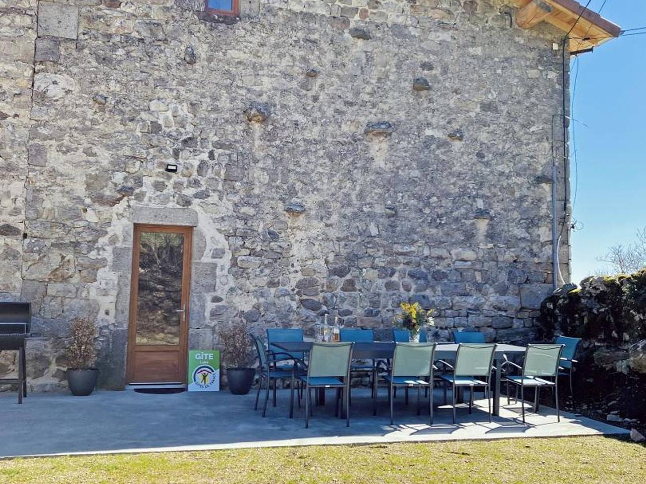 Maison de Campagne Confortable pour 10 Personnes avec Wifi in Gumières, Parc Naturel Régional Livradois-Forez