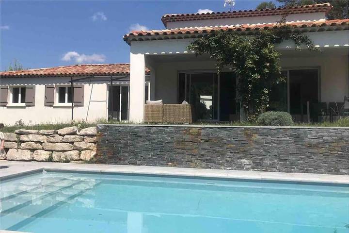 Maison de vacances pour 6 personnes, avec Terrasse et Jardin ainsi que Piscine et Vue à Simiane-Collongue