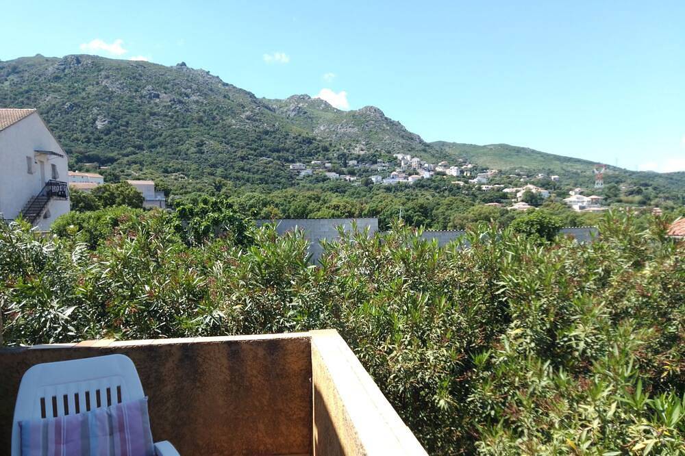 Between sea and mountains, a house bathed in sunshine, for an ideal stay. in Biguglia, Bastia e dintorni