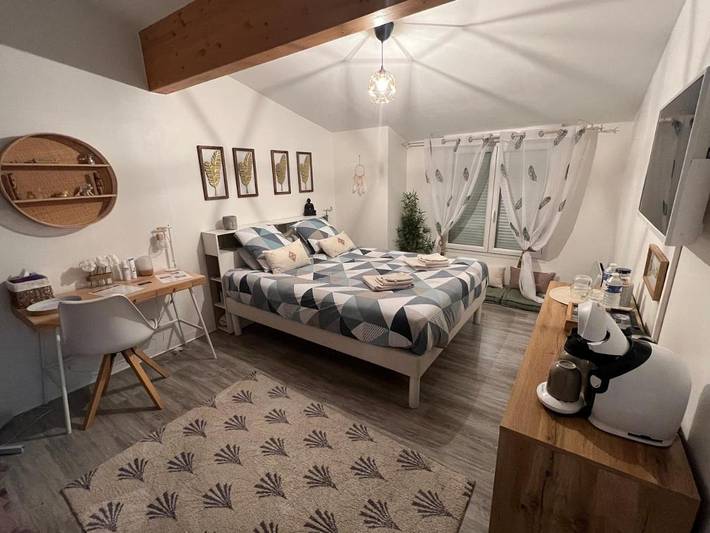 Chambre d’hôte pour 2 personnes, avec Jacuzzi et Terrasse ainsi que Jardin et Vue