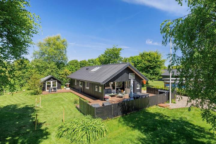 Ferienhaus für 5 Personen, mit Balkon/Terrasse und Terrasse sowie Garten
