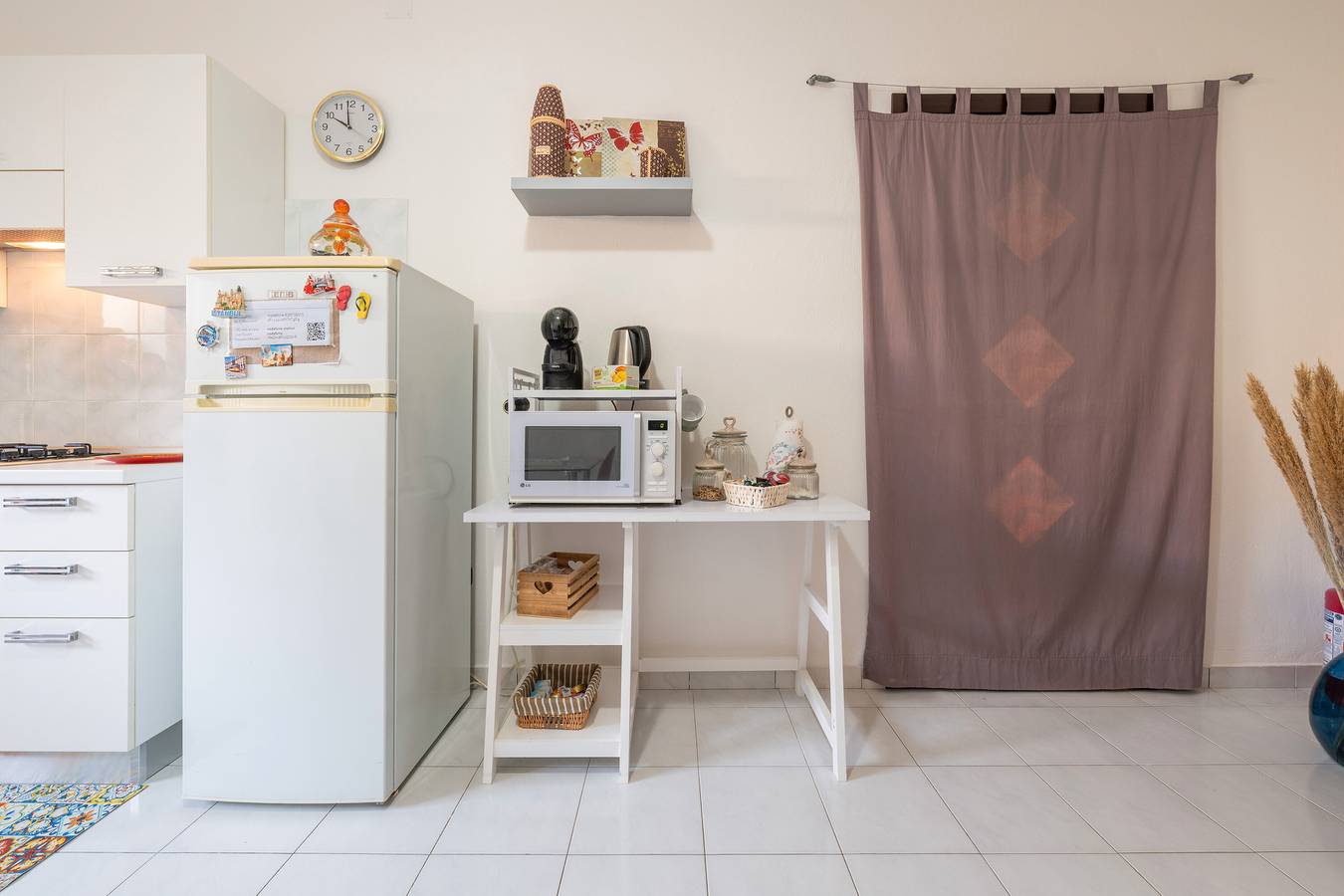 Appartement entier, Appartement 'Gerani Rossi' avec jardin partagé, Wi-Fi et climatisation in Villa San Pietro, Province de Cagliari