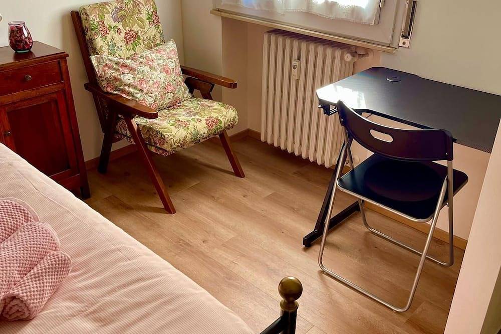 Two Private Rooms: with 1 room, with 2 rooms. Kitchen Living Room Parking in Reggio Emilia, Provincia de Reggio Emilia