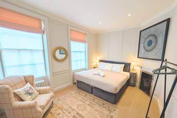 Modern, Spacious Town House Located in Central Chichester and Sleeping 10 - Dogs very welcome! in Chichester, West Sussex