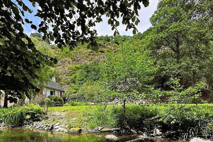 Gîte pour 8 personnes, avec Terrasse ainsi que Jardin et Sauna