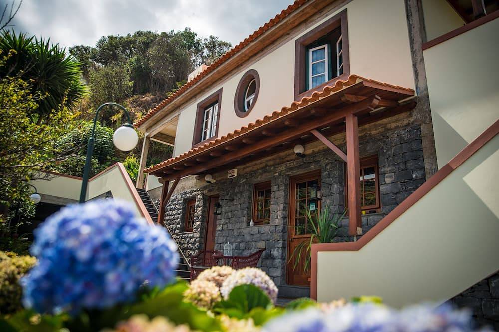 Villa Ricardo -, una encantadora villa con piscina climatizada y vistas panorámicas al mar. in Porto da Cruz, Isla de Madeira