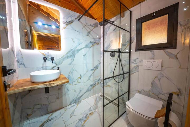 Location de vacances pour 5 personnes, avec terrasse ainsi que vue et jardin à Himarë - 3