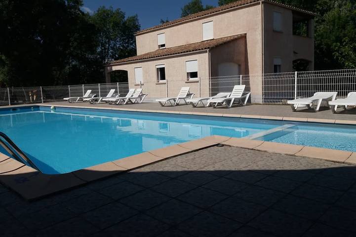 Gîte pour 6 personnes, avec piscine, animaux acceptés à Lablachère