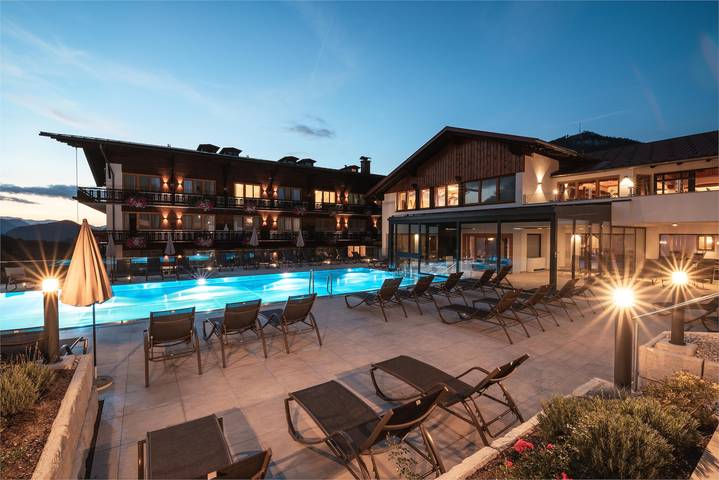 Hotel für 4 Personen, mit Balkon und Terrasse sowie Garten und Pool in Edlbach