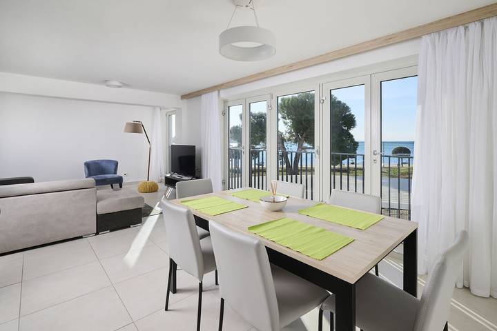 Ganze Wohnung, Luxusapartment mit Meerblick, Pool und Garage in Umag Riviera, Umag