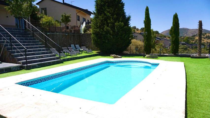 Casa rural para 8 personas, con Jacuzzi y Terraza además de Jardín y Piscina en El Espinar