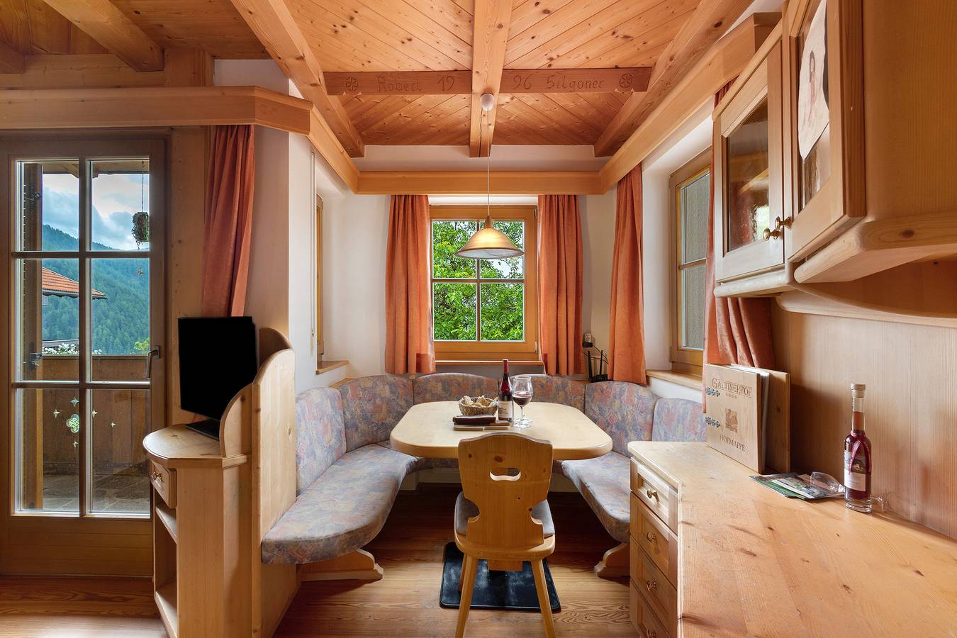 Ganze Wohnung, Ferienwohnung 'Tanne' mit Bergblick, Gemeinschaftsterrasse und Wi-Fi in Gifen, Rodeneck