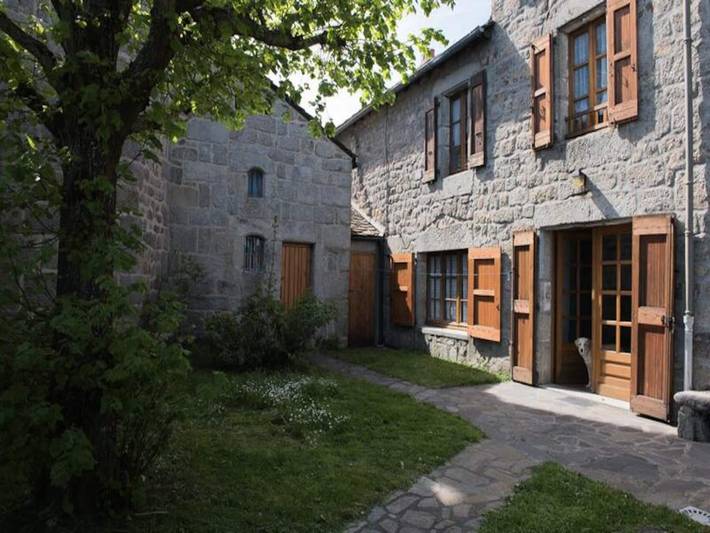 Gîte pour 7 personnes, avec piscine et jardin, adapté aux familles dans Peyre-en-Aubrac - 4