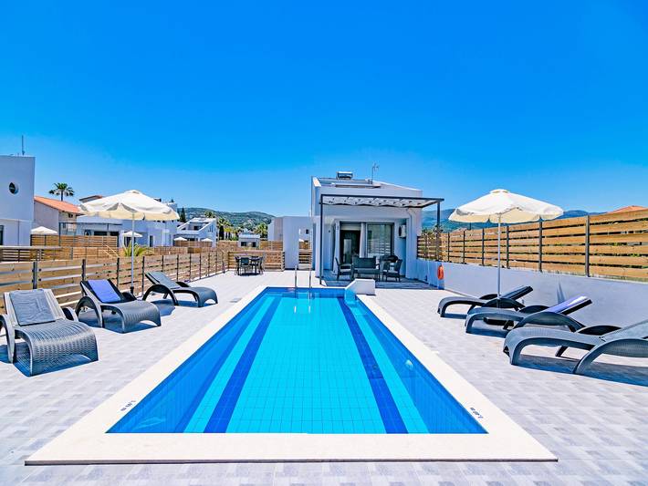 Ferienhaus für 6 Personen, mit Balkon und Terrasse sowie Garten und Pool