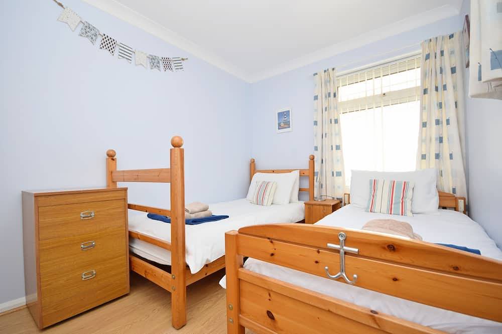 A family house that sleeps 6 guests  in 3 bedrooms in West Wittering, West Sussex