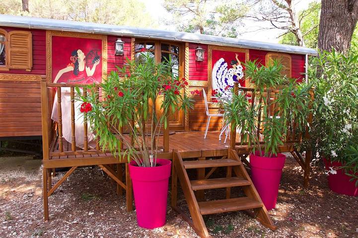 Gîte pour 3 personnes, avec Jacuzzi et Terrasse ainsi que Jardin et Piscine