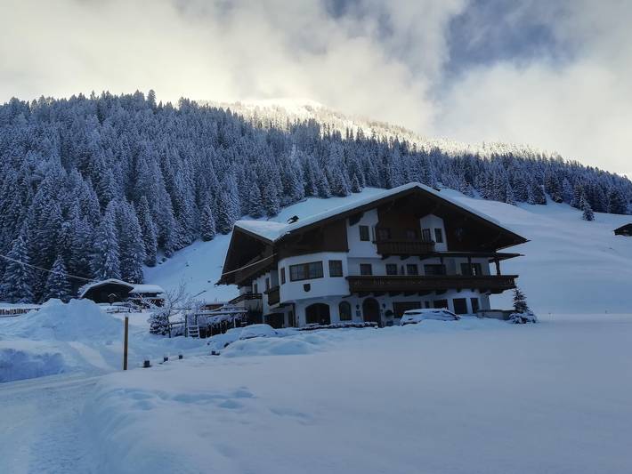 Ferienwohnung für 5 Personen, mit Balkon und Terrasse sowie Garten in Hintertux
