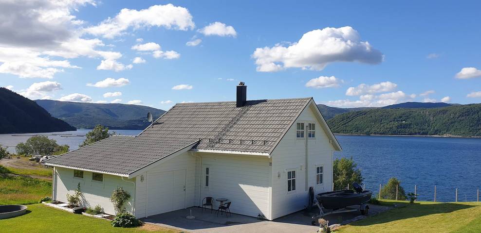 Ferienhaus für 10 Personen, mit Balkon/Terrasse und Garten in Bremanger