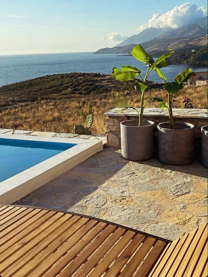 Location de vacances pour 4 personnes, avec piscine ainsi que jardin et vue à Himarë