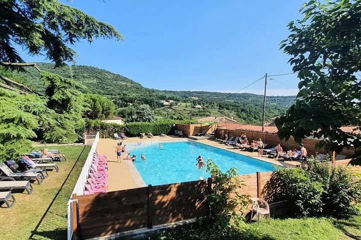Gîte pour 2 personnes, avec terrasse et piscine, animaux acceptés à Darbres