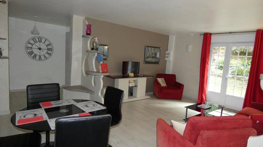 Maison de vacances pour 4 personnes, avec Terrasse et Jacuzzi ainsi que Jardin et Piscine à Meslan