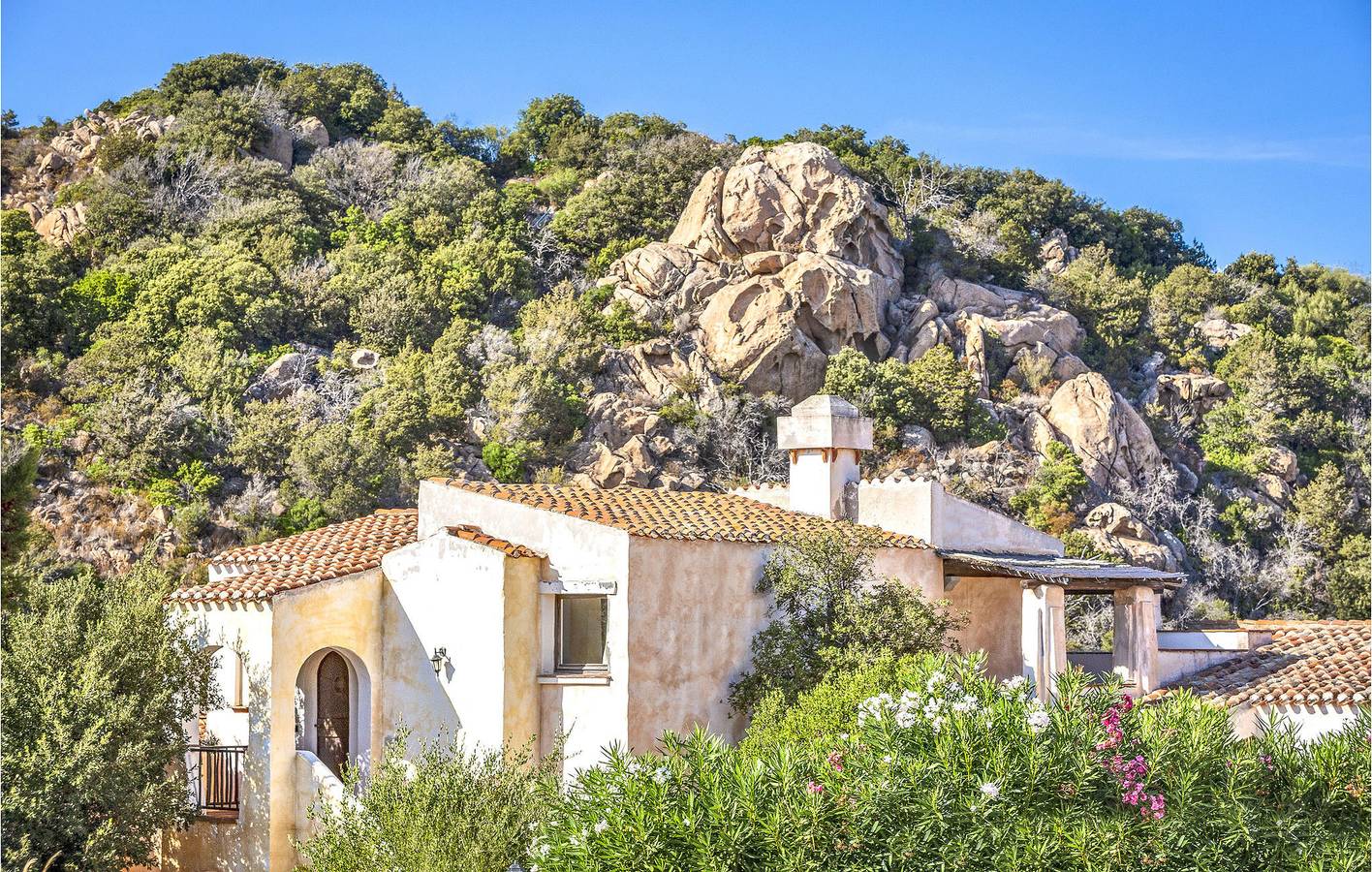Ganze Ferienwohnung, Sardinien Apartment w/ AC, Parkplatz, Pool & Küche - 2km zum Baja Beach in Liscia di Vacca, Arzachena