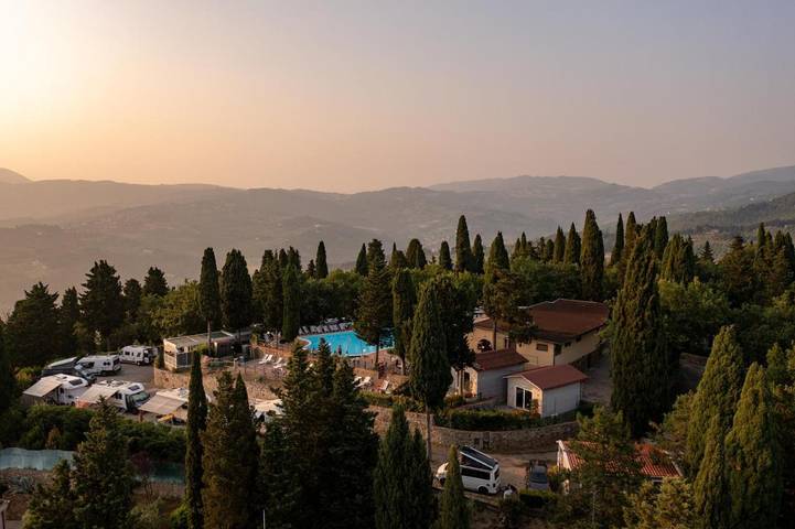 Camping per 4 persone, con giardino e piscina, con animali domestici in Firenze e dintorni