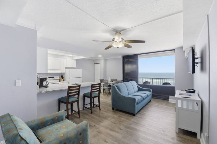 Vacation rental for 4 people, with balcony and pool as well as ocean view in Ormond Beach