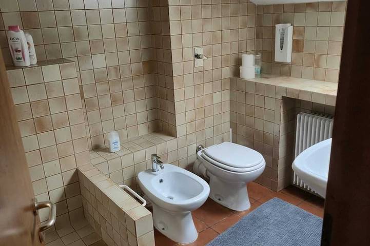 Ganze Wohnung, Cozy attic in quiet area near road junctions and commercial area in Fiume Veneto, Pordenone Provinz