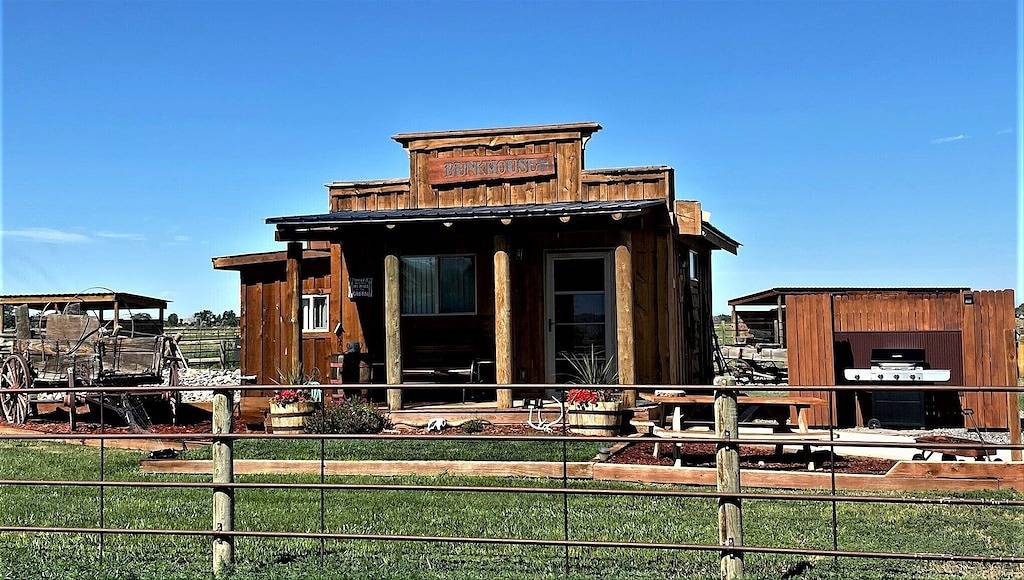 The Bunkhouse: Blick auf die Berge, Einsamkeit, in der Nähe der Stadt und viele westliche Sehenswürdigkeiten in Wyoming