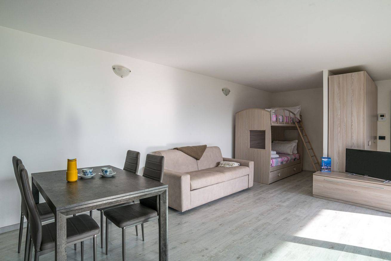 Geheel appartement, Vakantieappartement voor 4 personen met balkon in Mandello del Lario, Westelijke Bergamo-Alpen
