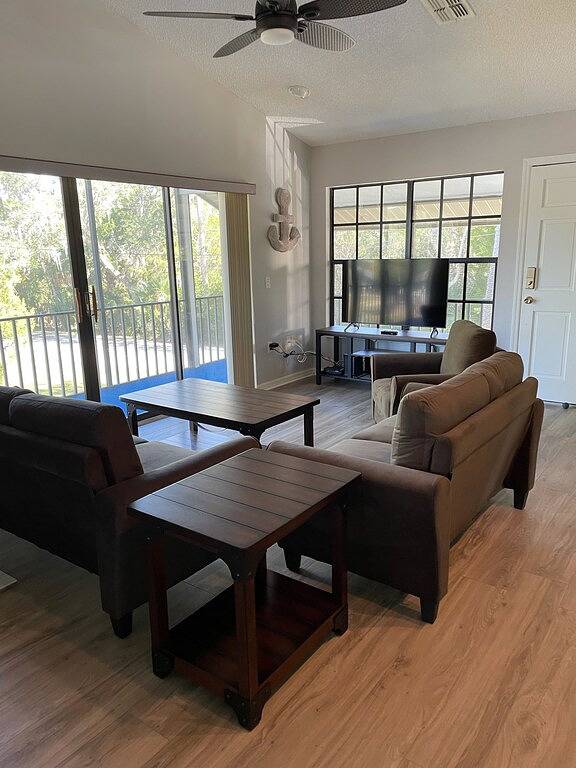 Manatee Manor. Waterfront, dock, stilted home. Renovated June '23. in Homosassa, Citrus County