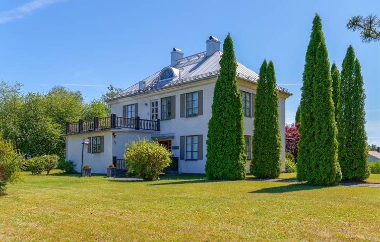 Ferienhaus für 9 Personen, mit Terrasse und Garten sowie Pool und Sauna in Hultsfred