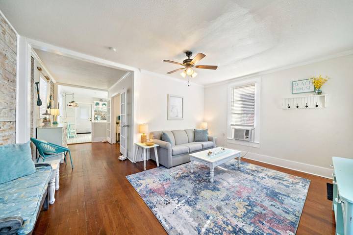 Vacation home for 8 people, with balcony and yard, kid friendly in Galveston