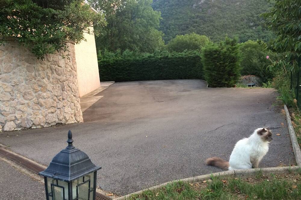 Lodge in a green setting. Panoramic view of the castle and mountains. in Foix, Ariège