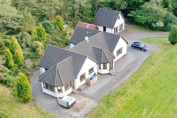 Log cabin for 8 people, with terrace and hot tub as well as pool and garden in Ballachulish