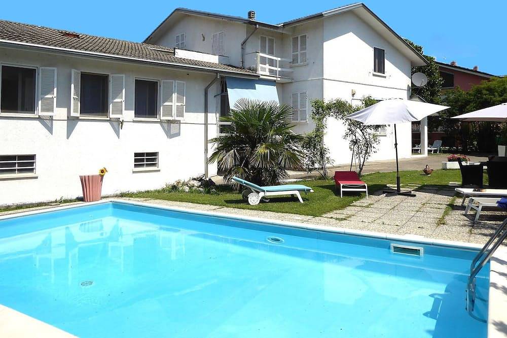 Wonderful private villa for 8 guests with private pool, WIFI, veranda and pets allowed in Calendasco, Piacenza Province