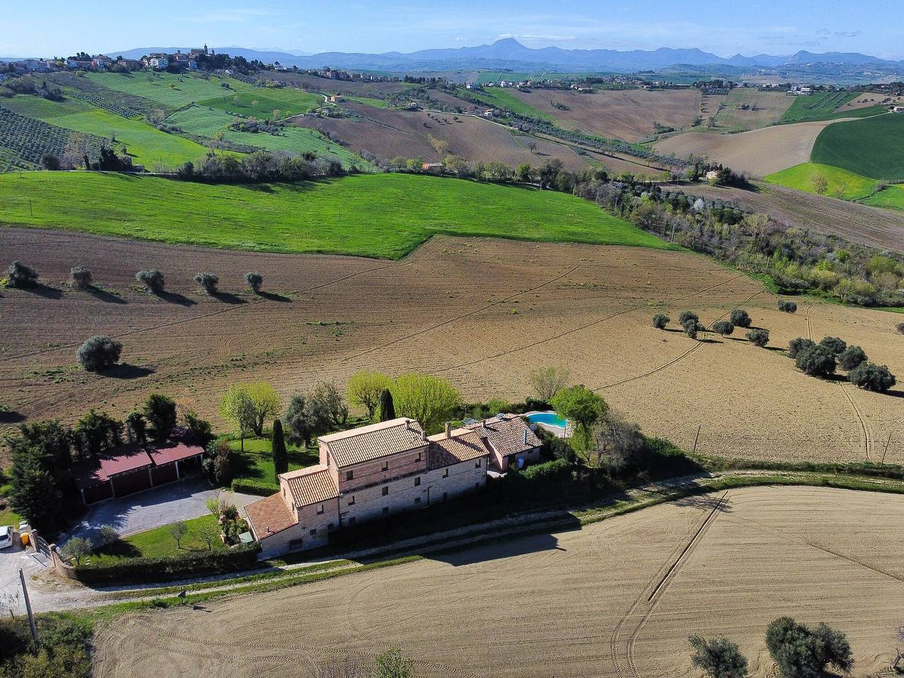 Villa 'Gelso' with Private Pool, Wi-Fi and Air Conditioning in Belvedere Ostrense, Ancona provins