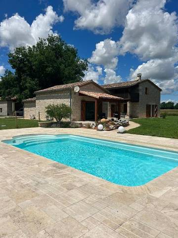 Gîte pour 2 personnes, avec vue ainsi que jardin et piscine à Cayriech