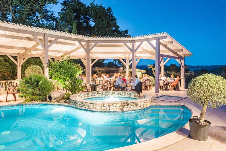 Hôtel pour 3 personnes, avec Balcon et Terrasse ainsi que Jardin et Bassin pour enfant