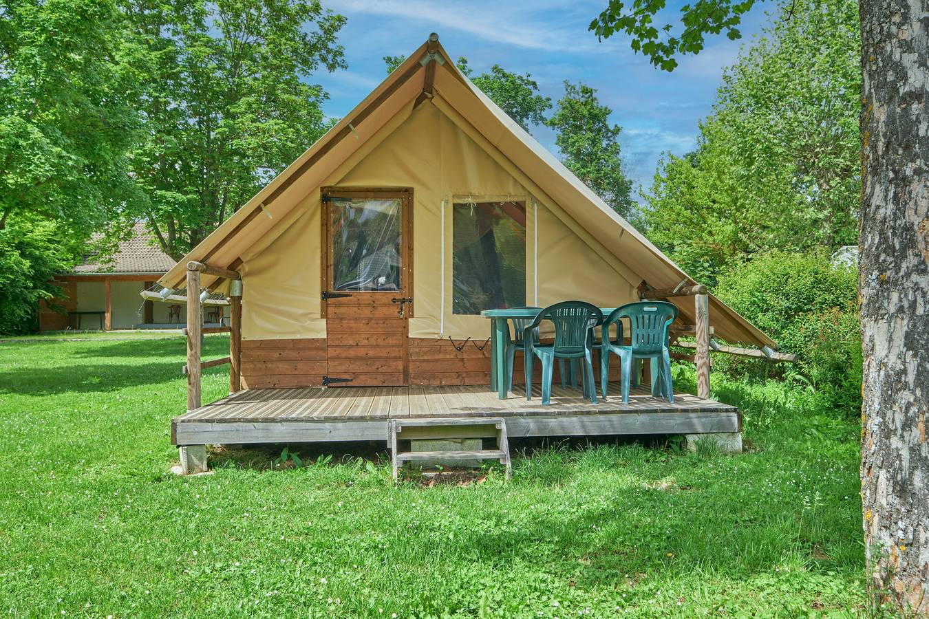 Caravane "Tente 4 Personnes" avec piscine partagée et terrasse partagée in Mens, Isère