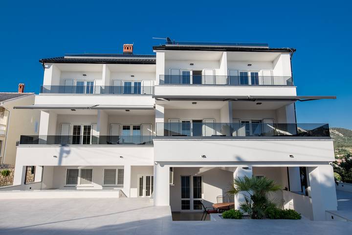 Ferienwohnung für 8 Personen, mit Balkon/Terrasse in Banjol - 2