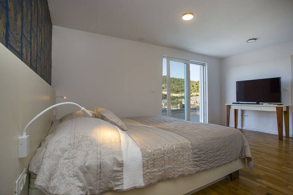 Villa Topaz – Panoramic Sea View with Private Heated Pool in Vis Town, Vis (Dalmatia)