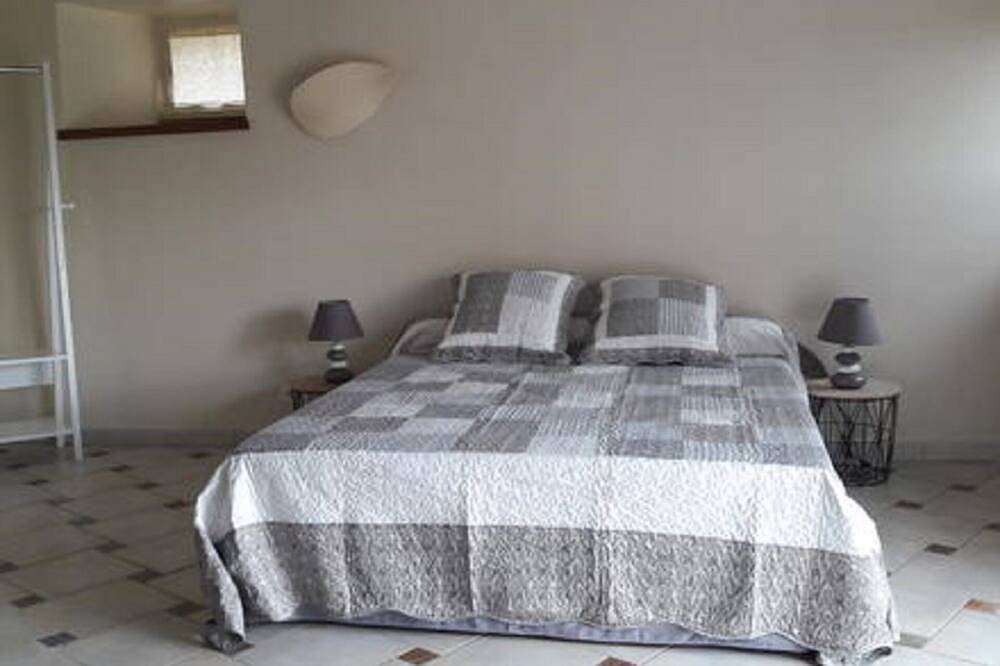 Chambre indépendante avec piscine partagée in Castelnau-de-Mandailles, Parc naturel régional de l'Aubrac