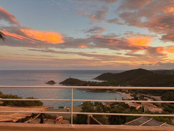 Location de vacances pour 6 personnes, avec terrasse et piscine dans Plage de Fautea