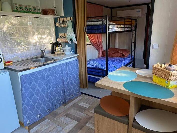 Tente pour 6 personnes, avec terrasse ainsi que jardin et vue dans le Lot