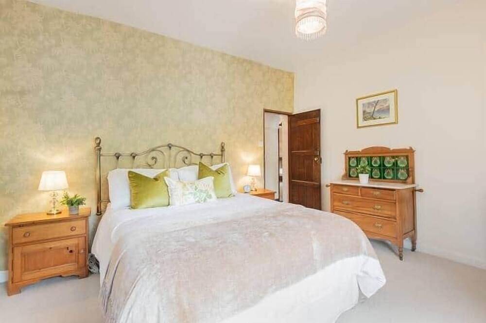 Sunnywood, Staveley - character cottage in beautiful gardens. in Staveley, Lake District