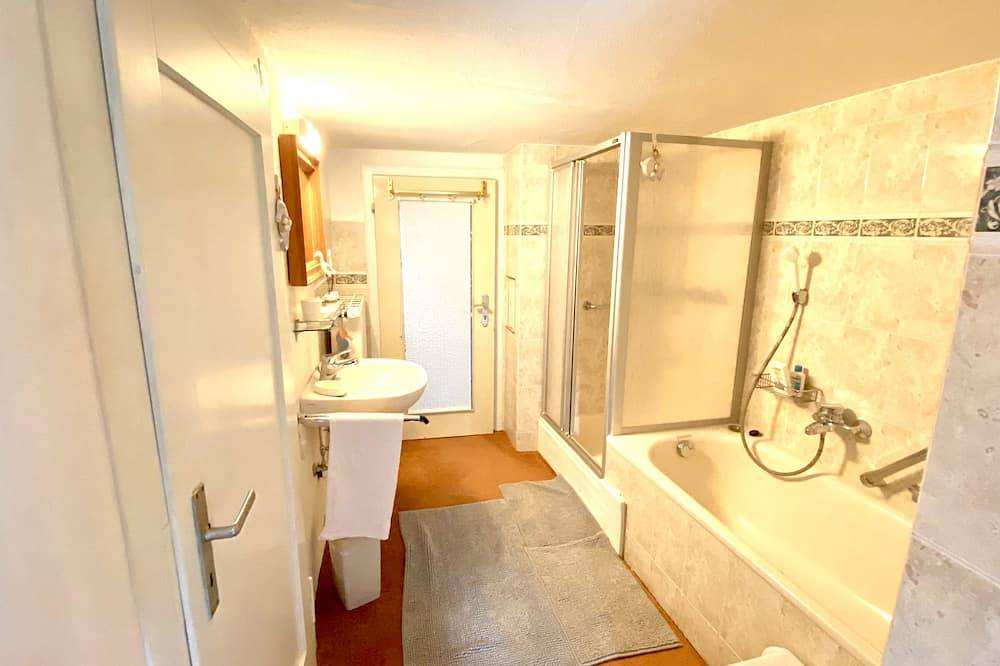 Ganze Wohnung, Einzelzimmer 15 qm, mit eigener Dusche und Etagen-Wc, max. 1 Person in Engen, Hegau