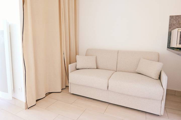 Gîte pour 3 personnes, avec vue sur le lac et terrasse, adapté aux familles dans Plage du Grand-Travers - 2