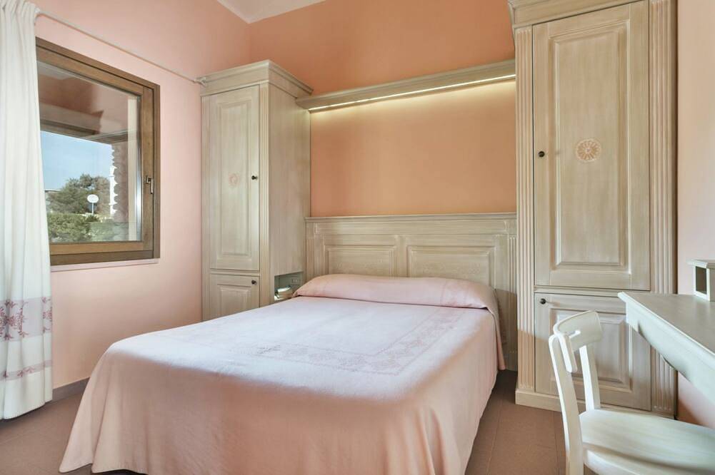 Ganze Wohnung, Nice apartment on the ground floor with sea view of approximately 55 m2 equipped with air conditioning and wi fi connection, composed of a living room with equipped kitchenette, fridge and flat-screen television.Two double or twin bedrooms and bathroom w in Bosa Marina, Planargia